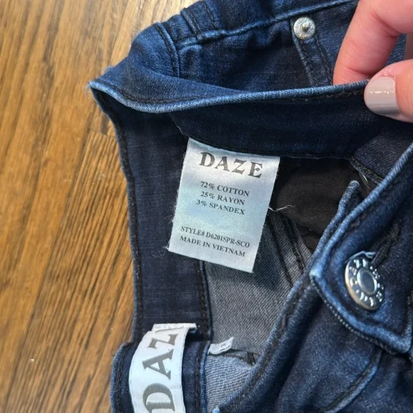 Daze Dark Wash Blue Ankle Flair Jeans Size 29 - Picture 2 of 5
